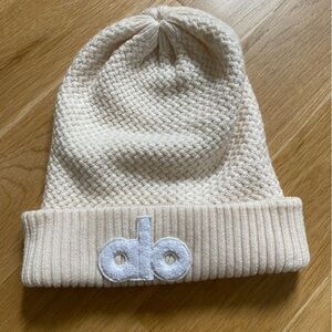 Alo Women’s Ivory Beanie